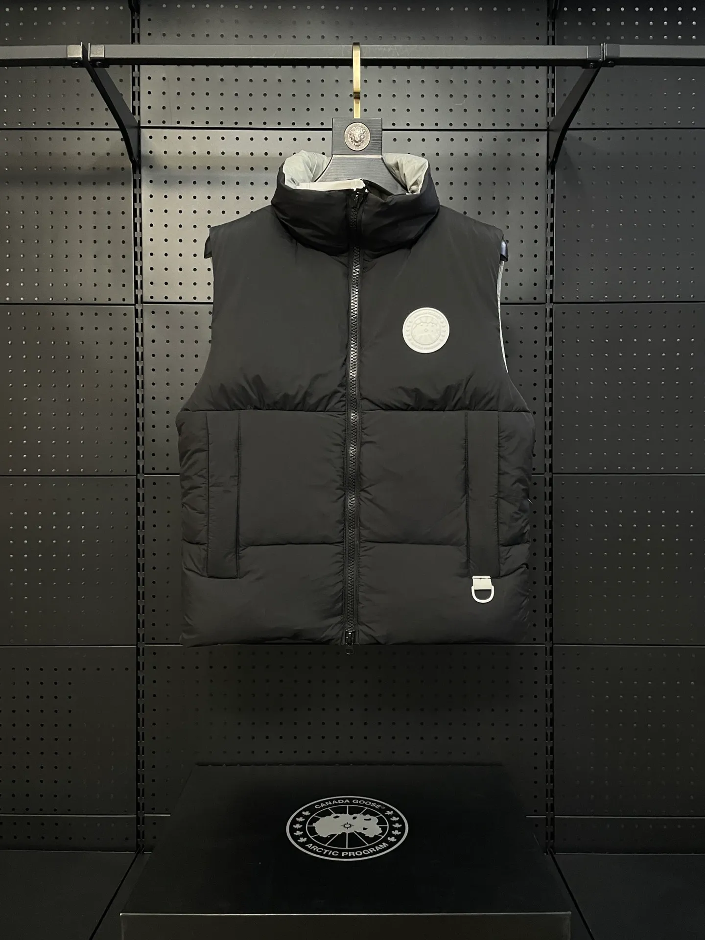 P500 Style number: Y108 Black, top pure quality, white label capsule vest for couples. Design concept: new limited edition white label vest, same style for men and women, filled with 625 fill power white goose down, and the fabric has a satin feel. Suitable for wearing in spring and autumn in various cities, this round neck design is classic and versatile, and has good thermal insulation effect! Fabric + Features: Fabric: 85% polyester, 15% cotton, windproof and waterproof Lining: 100% polyester, windproof and waterproof Filling: 80% pure white duck down, 20% pure white feather Fill power: 625 Care instructions: Dry clean Pockets: Straight insert + diagonal insert Pocket Zipper: Genuine ykk two-way entrance zipper tei temperature and feeling index 1: lightweight minus 5 degrees to 5 degrees. Technology: The fabric is made of cordura polyamide fabric, which is a new functional fabric and a leading technology product. The durability is 2 times higher than ordinary nylon fabric. Wear resistance, strong tear resistance, good hand feel and good color.   The liner is filled with imported 625 fill power 80 white duck down, and the liner is reinforced with anti-runaway velvet liner. The fly on the front center fly is designed with snap buttons to prevent ventilation and rain. Whether it is hiking, urban walking or polar exploration, this style can help you find the Canada Goose vest that suits your body, activities and lifestyle. Size: XS-XL